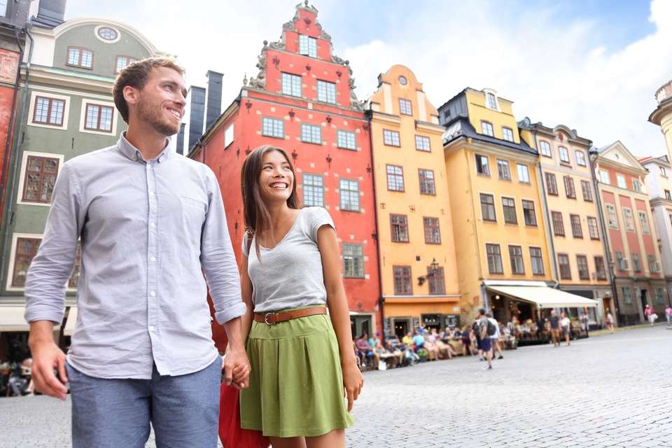 Una pareja admira una gran plaza en la ciudad vieja de Estocolmo.